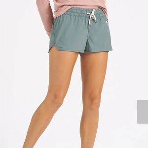 Vuori Clementine Short 2.0 in Shade